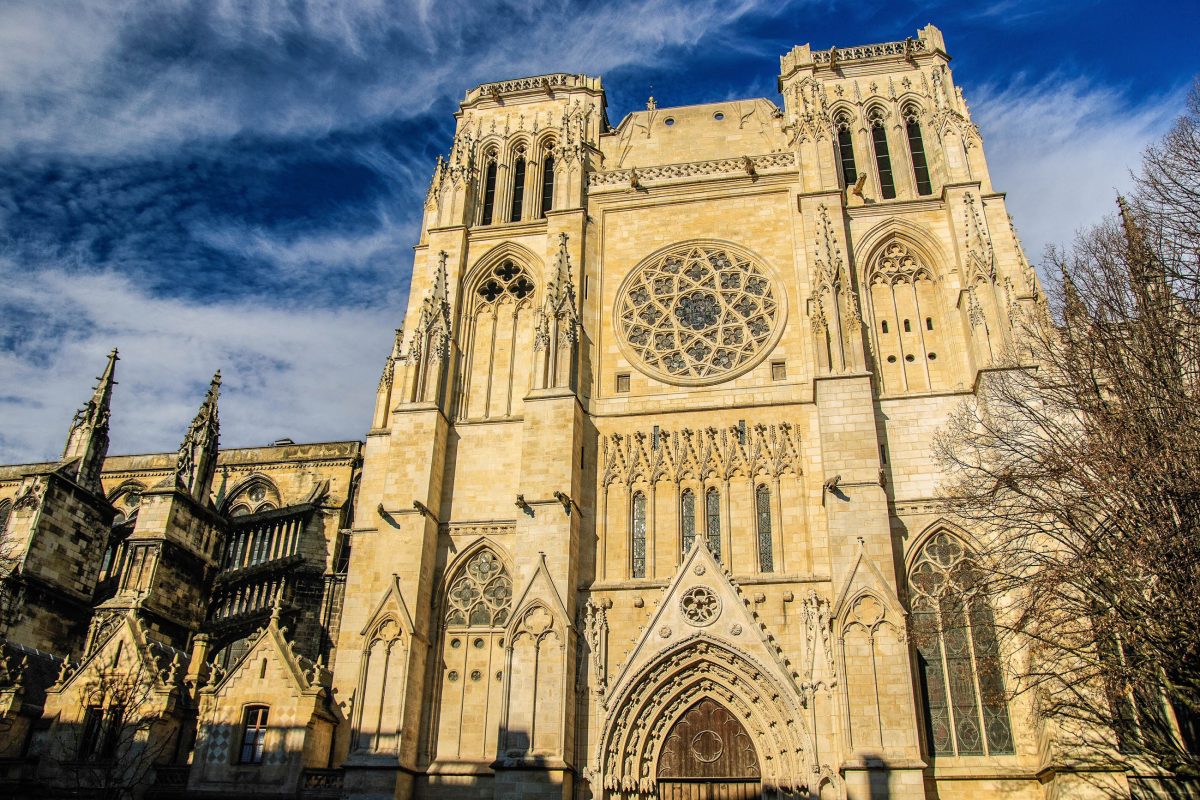 1137 heirateten in der Kathedrale von Saint-André in Bordeaux Ludwig VII., König von Frankreich, und Eleonore von Aquitanien, die Mutter von Richard Löwenherz - © mbonaparte / Shutterstock