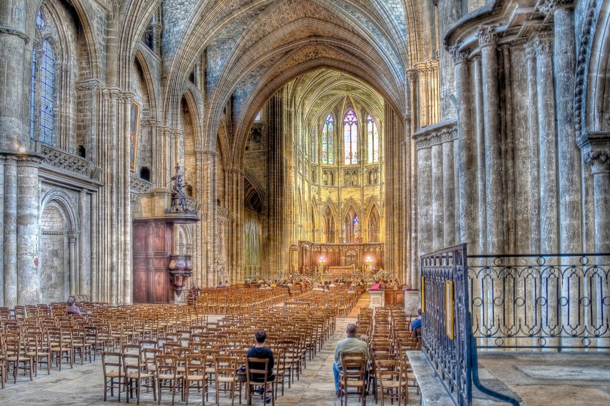 Trotz ihrer beachtlichen Größe besteht die Kathedrale Saint-André in Bordeaux nur aus einem einzigen Kirchenschiff, Frankreich - © Anibal Trejo / Shutterstock