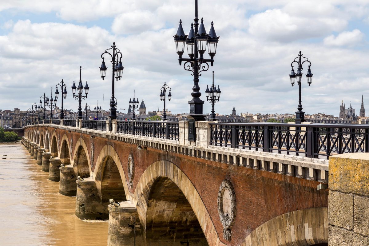 Von 1819 bis 1821 entstand mit der Pont de Pierre die erste steinerne Brücke von Bordeaux, finanziert von einer Gruppe wohlhabender Reeder und Kaufleute, Frankreich - © maziarz / Shutterstock