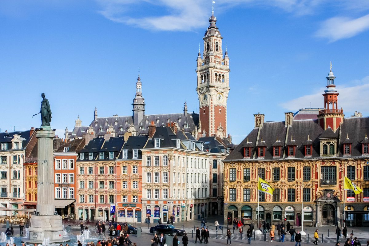 La &quot;Colonne de la Déesse&quot; y la atractiva torre de la Cámara de Comercio son algunos de los llamativos edificios de la Grand Place de Lille, Francia - © jorisvo / Shutterstock