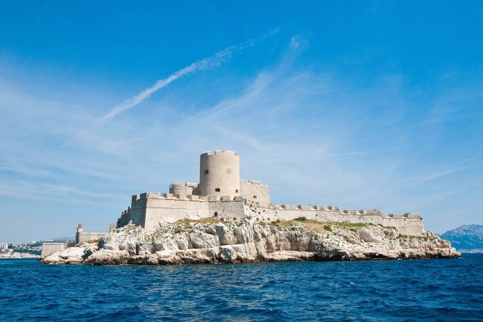 Das ehemalige Gefängnis Château d’If vor der Küste von Marseille, Frankreich, ist durch den Roman „Der Graf von Monte Cristo“ weltweit bekannt - © slava17 / Shutterstock
