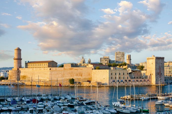 Die Festung Saint-Jean thront am Eingang zum Hafen von Marseille und fungiert heute als Museum und unverkennbares Postkartenmotiv, Frankreich - © Gurgen Bakhshetsyan / Shutterstock