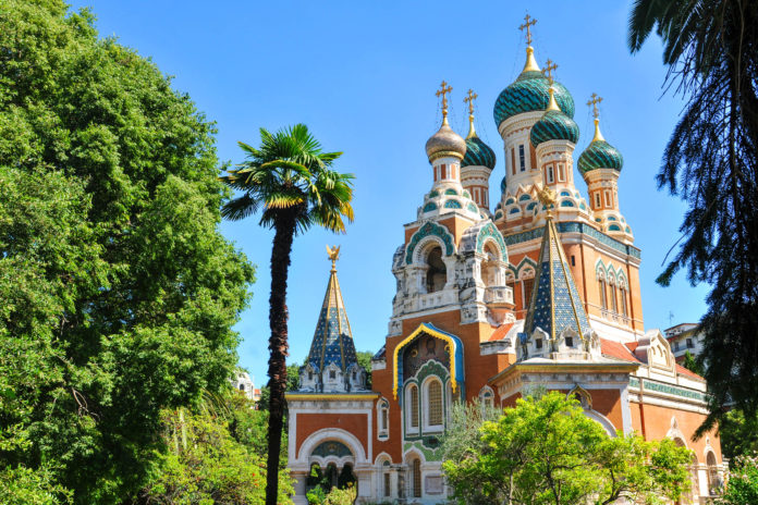 Die farbenprächtige Kathedrale Saint-Nicolas in Nizza im Süden Frankreichs ist die größte russisch-orthodoxe Kirche außerhalb Russlands  - © Lucian Milasan / Shutterstock