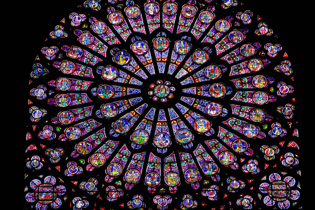 Kunstig glas-in-loodraam in de kathedraal van Nôtre Dame, Parijs, Frankrijk - © sborisov / Fotolia