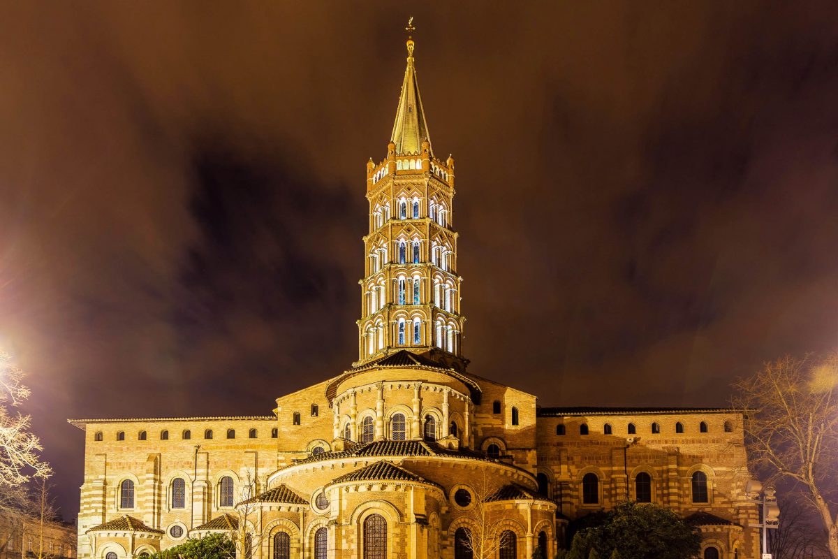 Die gewaltige Pilgerkirche Saint Sernin von Toulouse ist die größte noch erhaltene romanische Kirche Frankreichs - © Leonid Andronov / Shutterstock