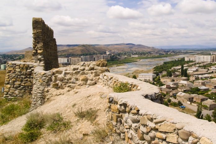 Die Festung von Gori ist eine mittelalterliche Zitadelle und befindet sich auf einem Hügel über der Stadt, von dem aus man einen prachtvollen Blick über die Stadt hat, Georgien - © Doin Oakenhelm / Shutterstock