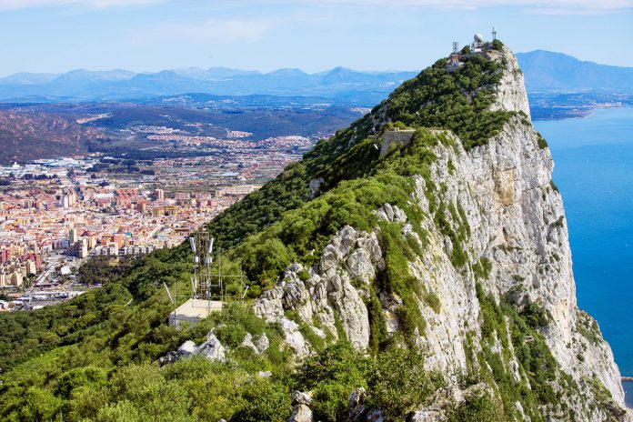 Blick auf den Fels von Gibraltar, einen gigantischen Kalksteinfelsen, der den größten Teil der Landspitze Gibraltars im Südwesten Europas einnimmt - © Artur Bogacki / Fotolia