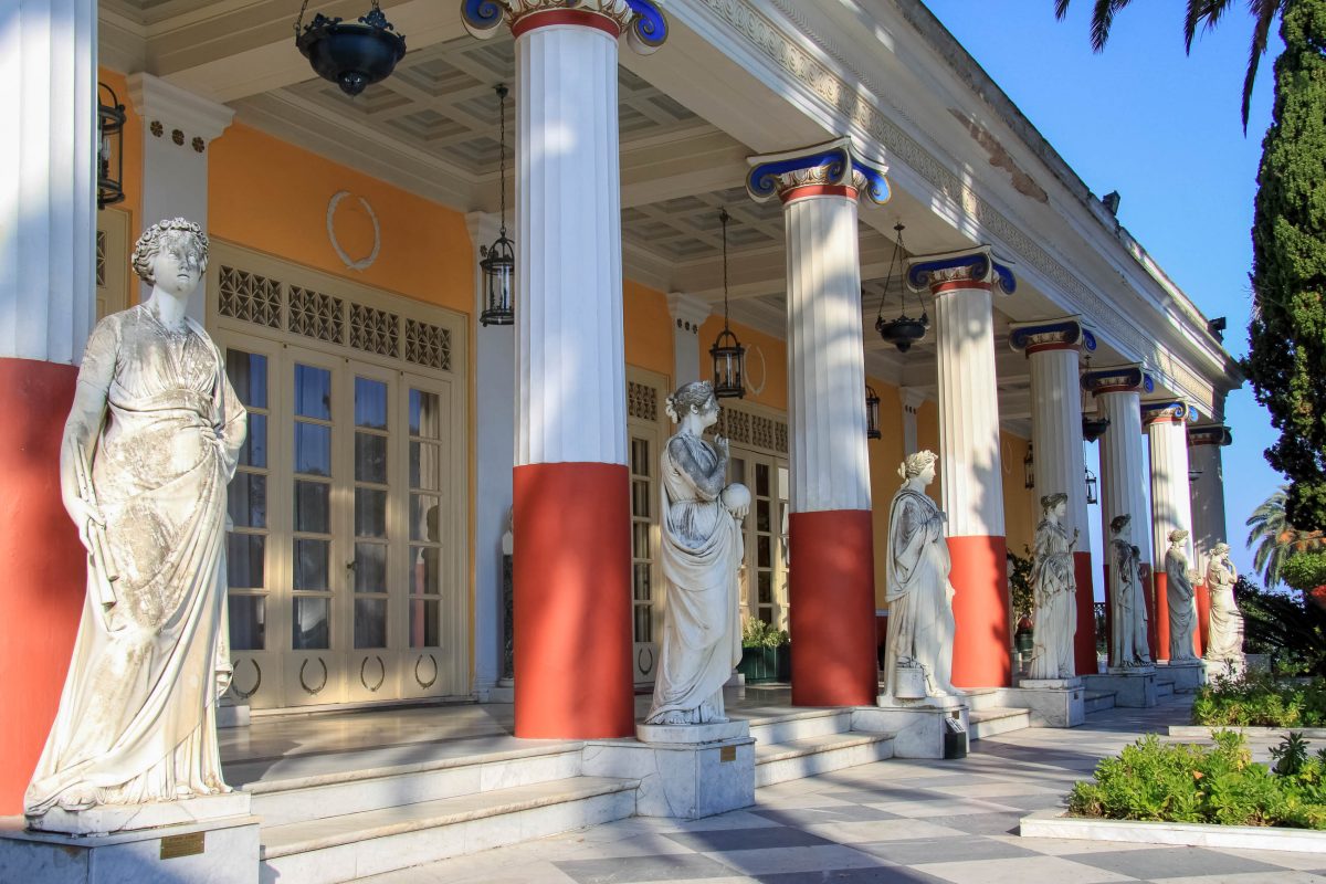 Das Achilleion wurde von der österreichischen Kaiserin Elisabeth errichtet, auf der Terrasse sind Statuen der griechischen Musen aufgestellt, Korfu, Griechenland - © franxyz / Fotolia
