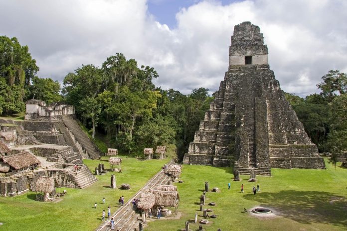 Die Jaguar Pyramide und andere Ruinen im Tikal Nationalpark, Guatemala - © Daniel Loncarevic / Shutterstock
