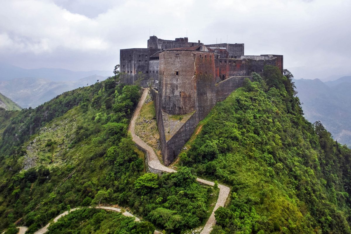 Die Citadelle Laferrière im nördlichen Haiti ist die größte Befestigungsanlage des amerikanischen Kontinents und so etwas wie das inoffizielle Wahrzeichen des Karibikstaates - © SPC Gibran Torres PD/Wiki