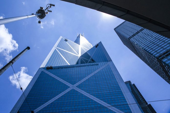 Der Bank of China Tower in Hongkong zählt zu den höchsten Gebäuden der Welt; seine markante Form mit der verspiegelten Fassade wurde einem sprießenden Bambus nachempfunden - © ben bryant / Shutterstock