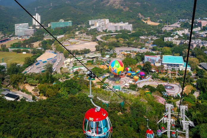 Die zwei Teile des Ocean Parks in Hong Kong (Waterfront und Summit), sind durch eine über 1,5km lange Seilbahn verbunden, Hongkong - © Attila JANDI / Shutterstock
