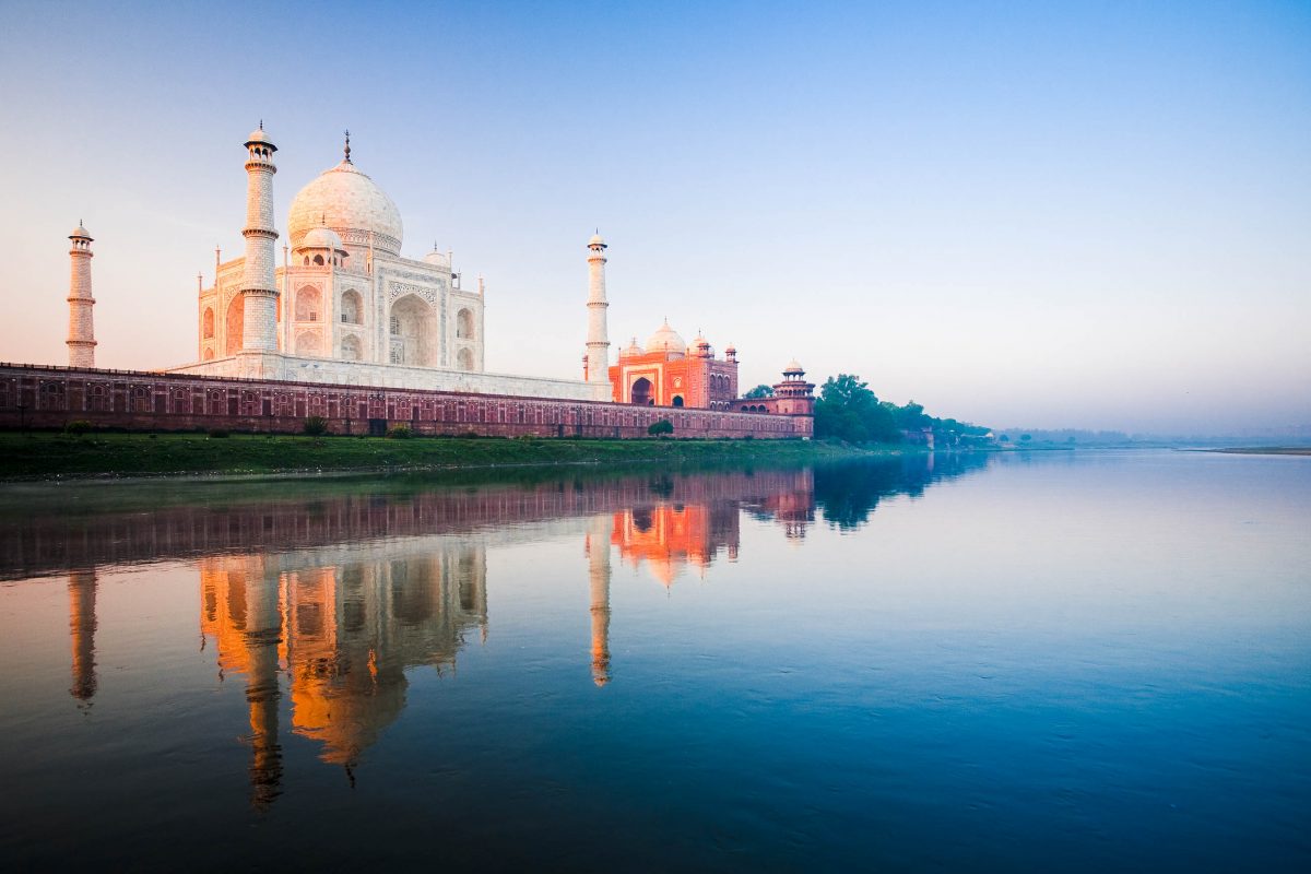 Wunderschöner Sonnenaufgang beim Taj Mahal, Indien - © Pius Lee / Shutterstock