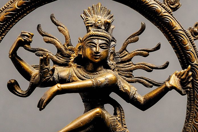 Der tanzende Hindu-Gott Shiva ist nur eines der 200.000 Ausstellungsstücke im Nationalmuseum in Neu-Delhi, Indien - © Smart-foto / Shutterstock