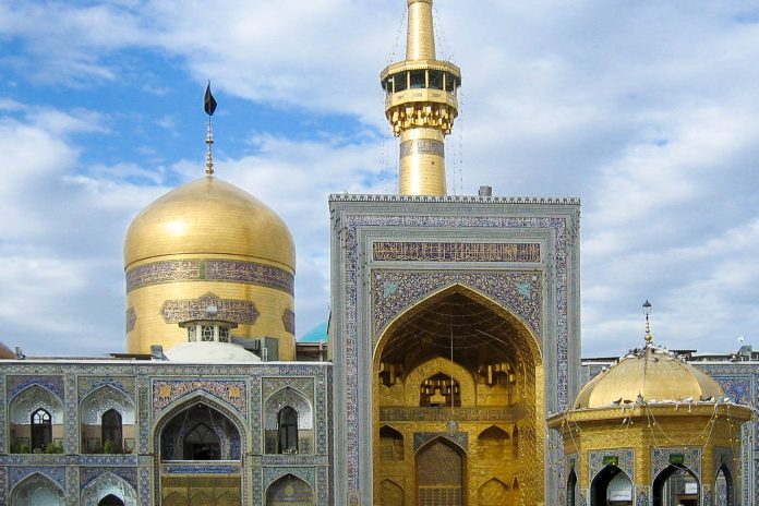 Der Schrein des Imam Reza in Mashhad, der heiligsten Stadt des Iran, wird jährlich von 15-20 Millionen Pilgern und Touristen besucht - © Wayiran CC BY-SA3.0/Wiki