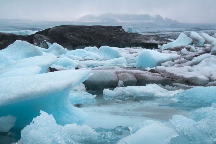 Treibende Eisstücke im Gletschersee Jökulsárlón beim Gletscher Fjallsjökull, Island - © FRASHO / franks-travelbox