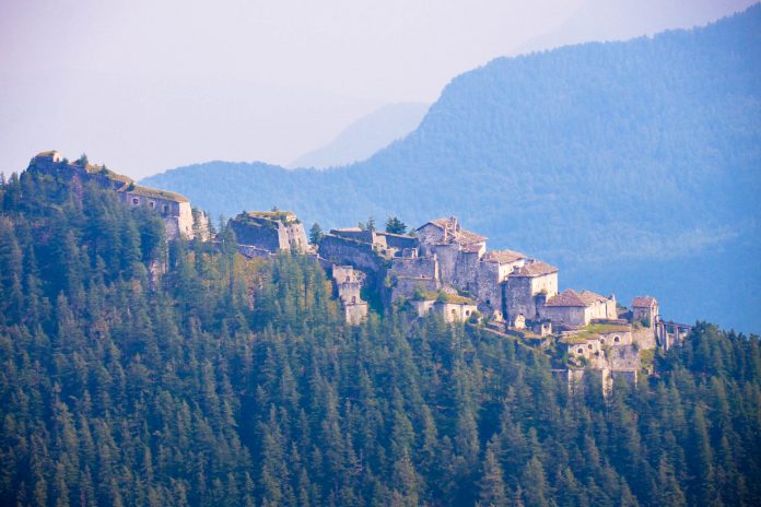Uitzicht op de Fenestrelle-bergvesting in Piemonte vanaf de weg naar de Asietta-rug, Italië - © FRASHO / franks-travelbox