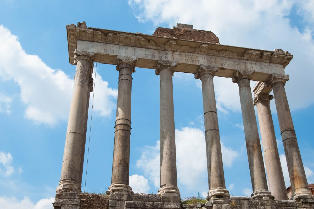 Le temple de Saturne, inauguré en 498 avant Jésus-Christ, est l'une des premières constructions érigées sur le Forum romain, Rome, Italie - © James Camel / franks-travelbox