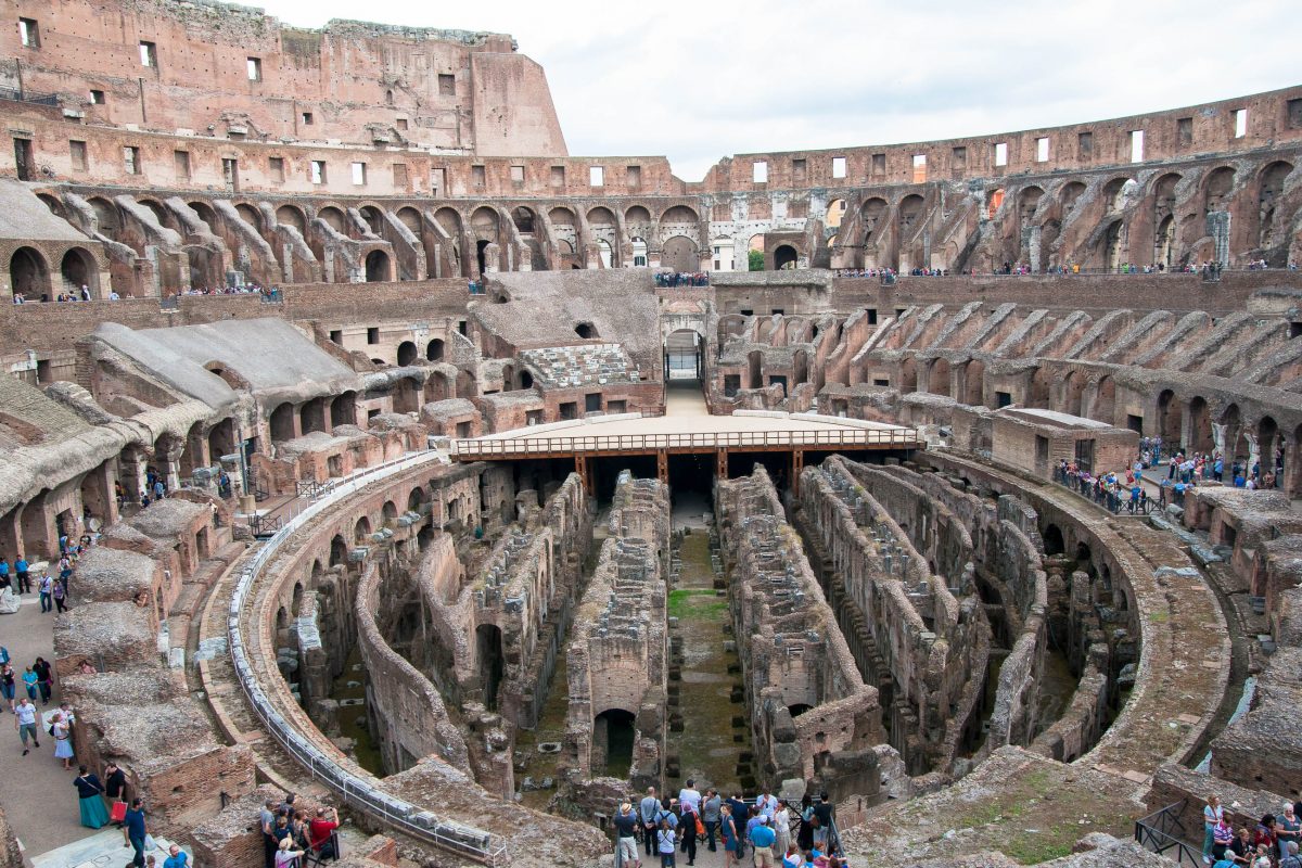 Unter dem eingebrochenen Boden der Arena ist das Mauerlabyrinth der ausgeklügelten Technik im Kolosseum in Rom gut zu sehen, Italien - © James Camel / franks-travelbox