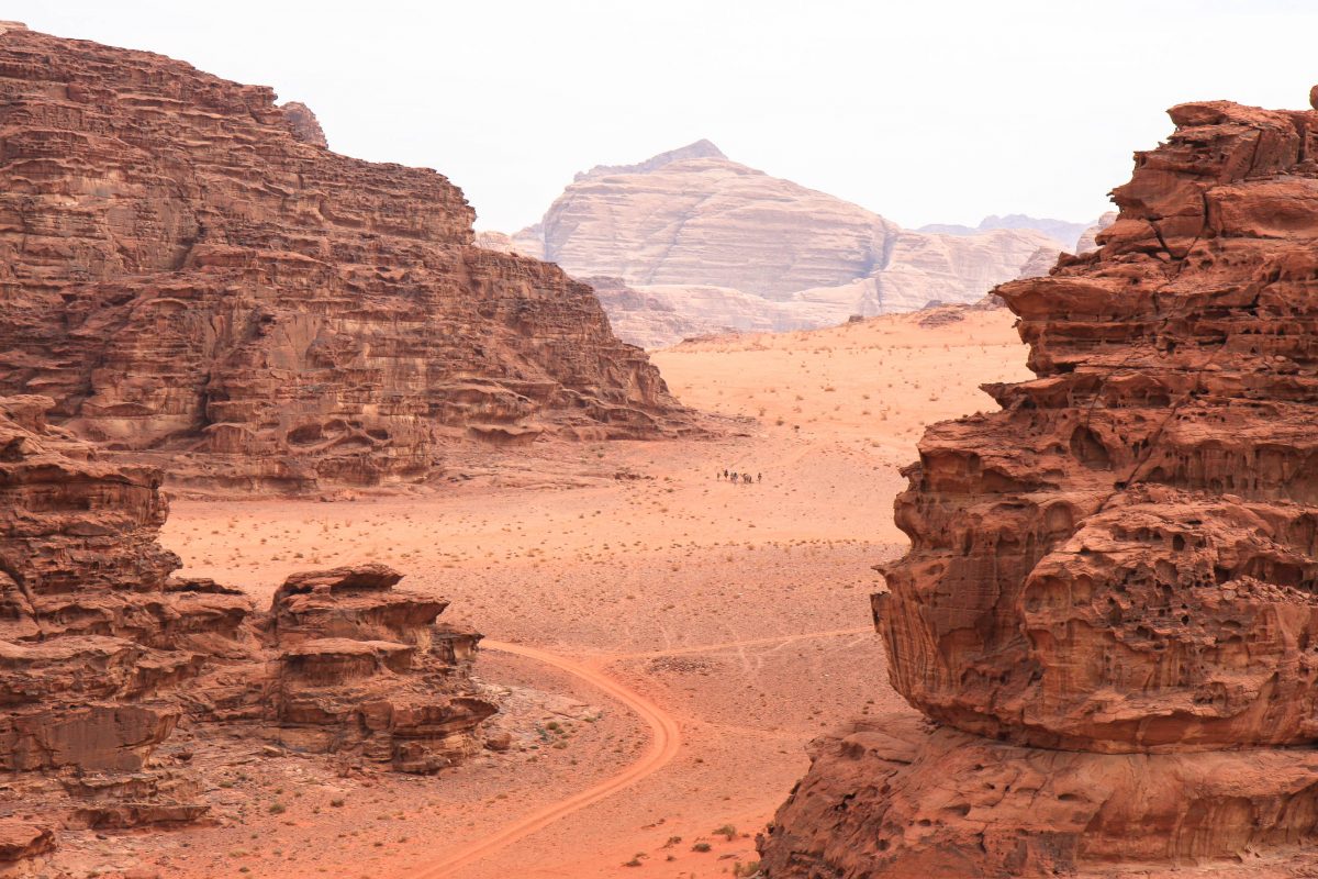 Le Wadi Rum est le plus grand wadi de Jordanie, long de 100 km, il impressionne par ses formations rocheuses spectaculaires dans le désert de sable rouge de Jordanie - © hecke71 / Fotolia