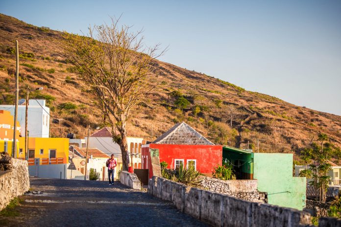 Sur l'île de Fogo, les visiteurs sont attendus par des petits villages endormis aux maisons colorées, Cap-Vert - © Axel Lauer / Shutterstock