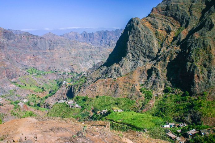 Auf Santo Antão schmiegen sich mehrere Dörfer in eine zerfklüftete Bergwelt, Kap Verde - © Pierre-Jean Durieu / Shutterstock