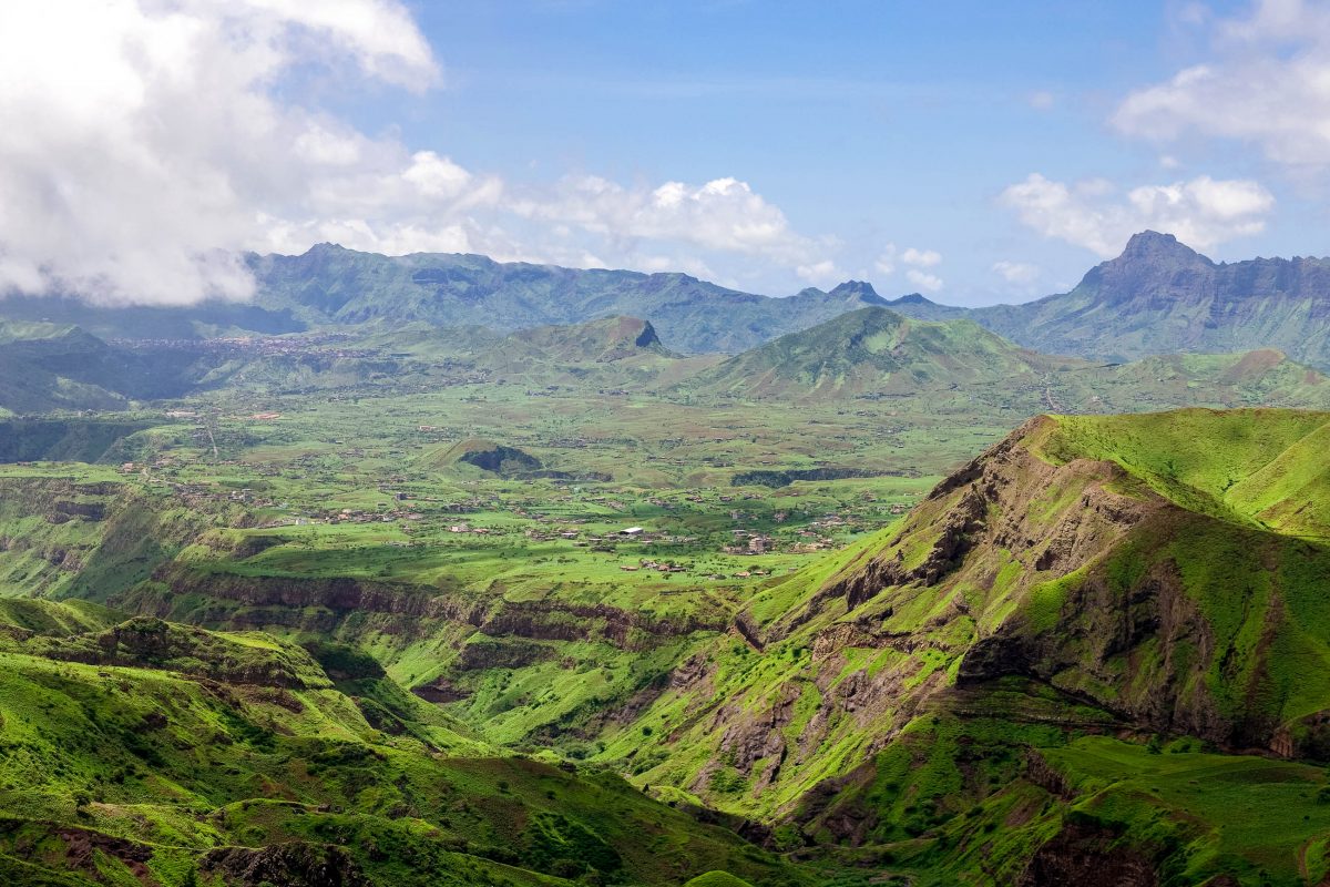 Das Hinterland von Santiago ist eine Wunderwelt aus grün bewachsenen Gebirgsregionen, Kap Verde - © Alexander Manykin / Shutterstock