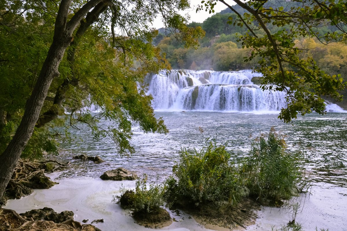 Blick auf den Wasserfall Skradinski buk im Krka-Nationalpark in Kroatien - © FRASHO / franks-travelbox
