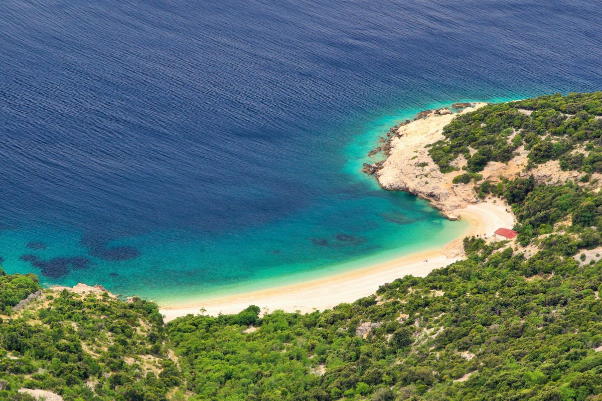Der malerische Strand unter Lubenice auf der Insel Cres wurde bereits unter die schönsten Strände der Welt gewählt, Kroatien - © LianeM / Shutterstock