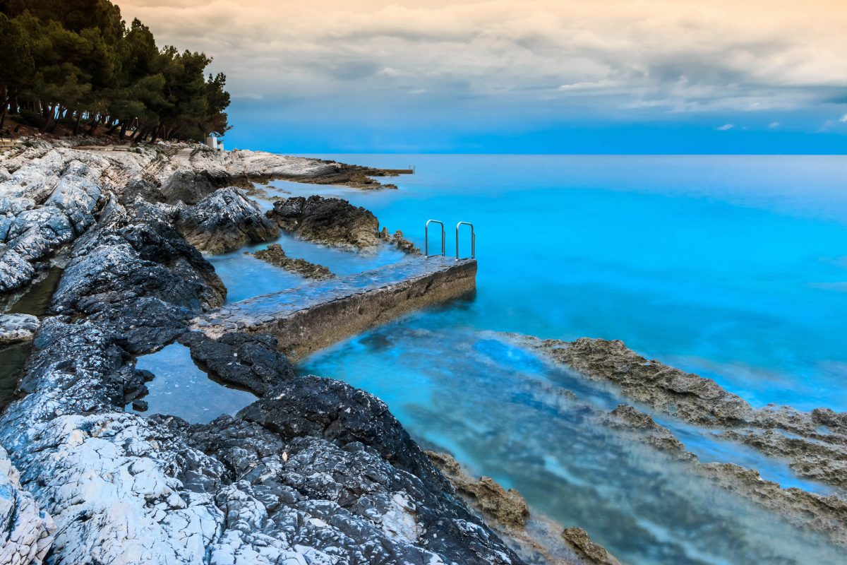 Die felsige Küste rund um Nerezine auf der Insel Lošinj, Kroatien, sorgt für unvergessliche romantische Momente - © Xseon / Shutterstock