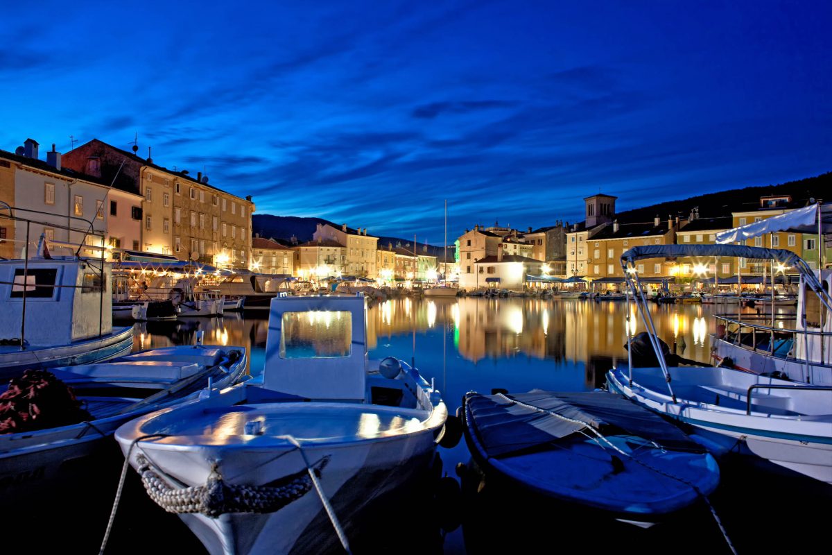 Die Marina von Cres Stadt wurde mit der Blauen Flagge ausgezeichnet und ist mit ihren eindrucksvollen Jachten eine Sehenswürdigkeit für sich, Kroatien - © gualtiero boffi / Shutterstock