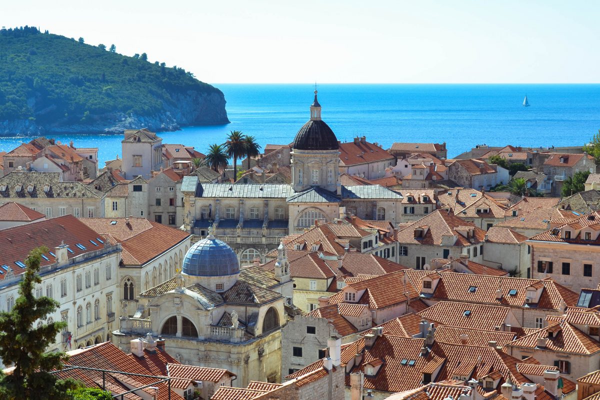 Blick über die Dächer von Dubrovnik von der Stadtmauer, im Vordergrund die Kuppel der Barockkirche Sveti Vlaho, dahinter die Kathedrale von Dubrovnik, Kroatien - © FRASHO / franks-travelbox
