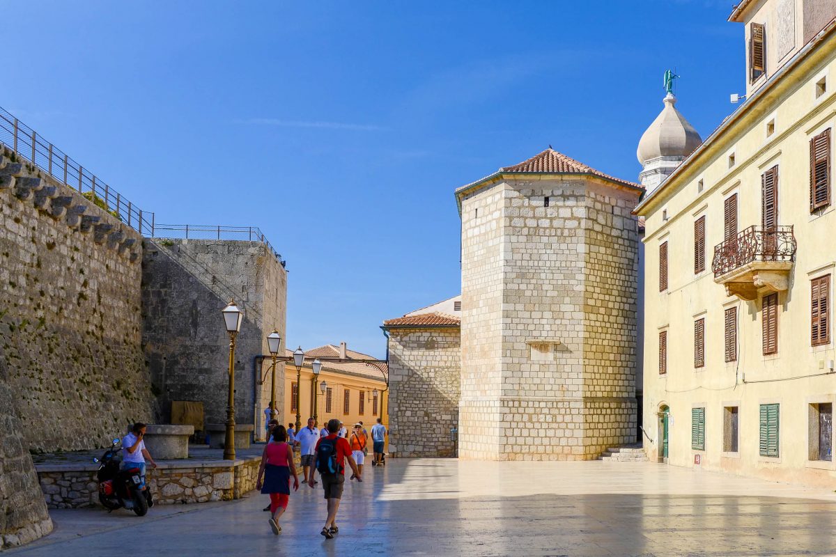 Der viereckige Frankopaner-Turm des Kastells ist der älteste Teil der historischen Stadtbefestigung von Krk Stadt, Kroatien - © James Camel / franks-travelbox