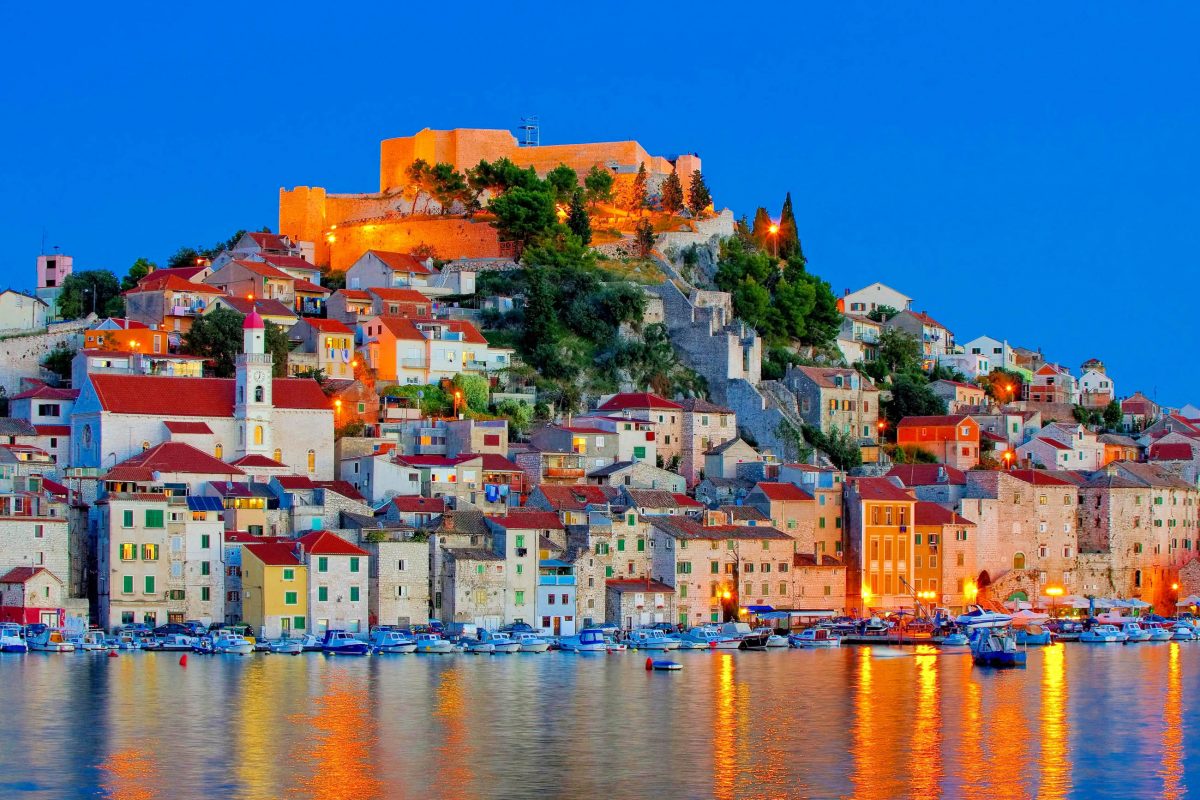 Sehenswerte Baudenkmäler, Galerien, Cafés und eine malerische Uferpromenade machen Šibenik zu einem lohnenden Urlaubsziel an der Küste Kroatiens - © LianeM / Shutterstock