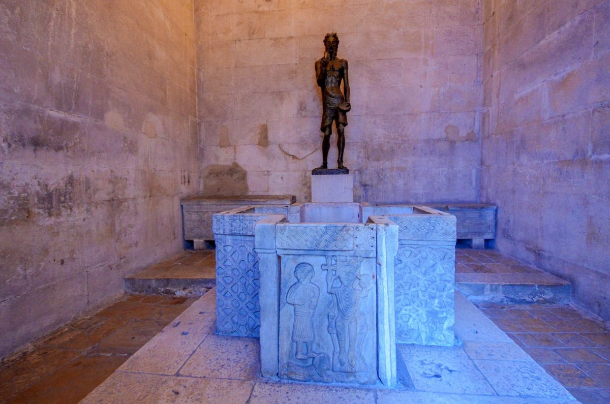 Die Relieftafeln im Jupitertempel in Split, Kroatien, zeigen die angeblich älteste Abbildung eines europäischen Königs auf einer Steinskulptur - © FRASHO / franks-travelbox