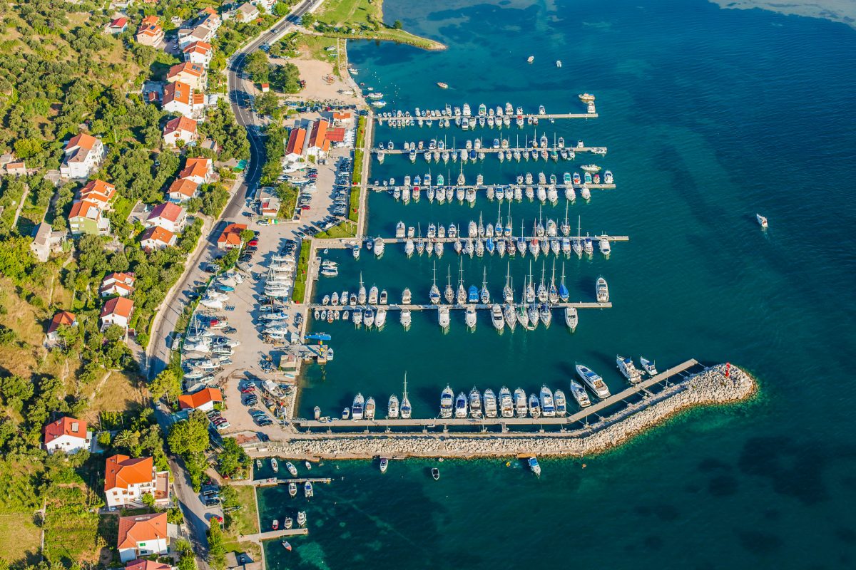 Supetarska Draga zählt zu den ältesten Ortschaften auf der Insel Rab und lockt Urlauber mit Gastfreundlichkeit und Geruhsamkeit, Kroatien - © Mariusz Szczygiel / Shutterstock