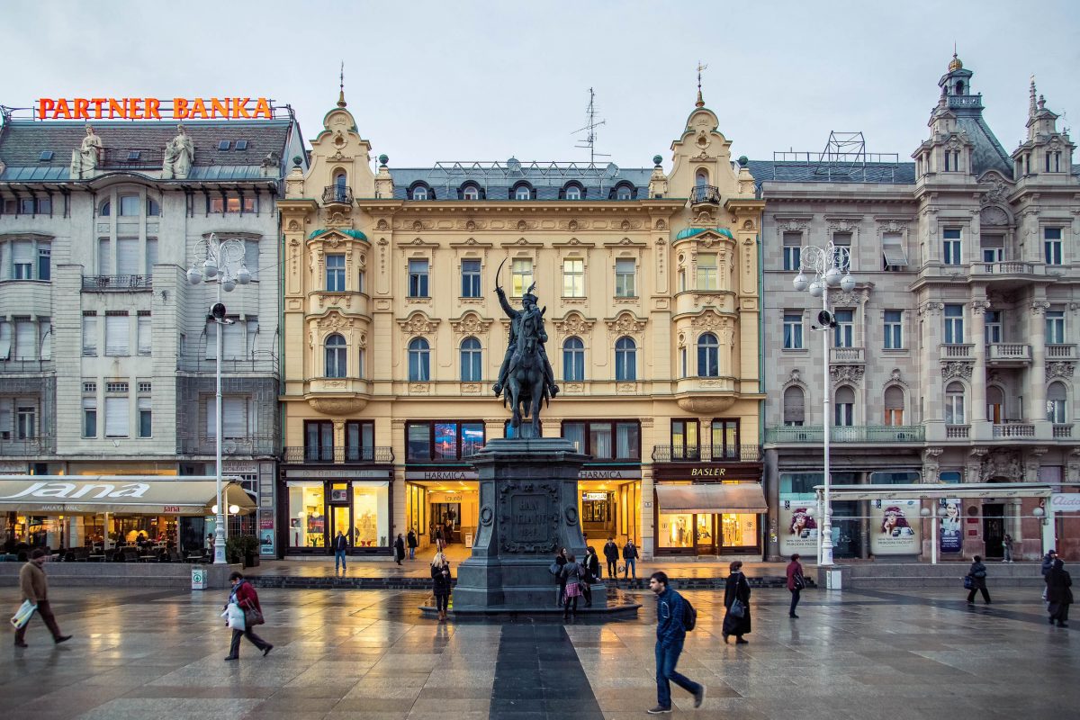 Das älteste Haus des Ban Jelačić Platzes in Zagreb trägt die Nummer 18 und wurde im Jahr 1827 errichtet, Kroatien - © paul prescott / Shutterstock