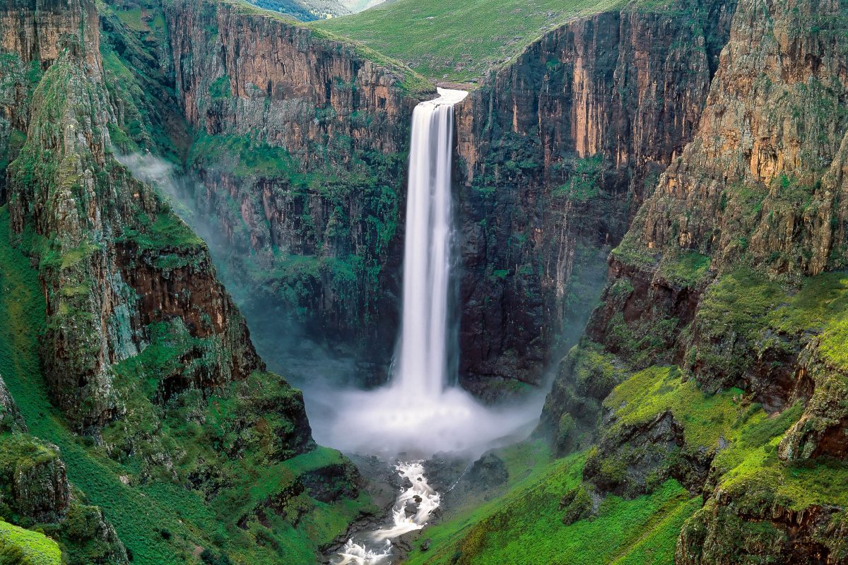 Der Maletsunyane-Wasserfall im Maseru-Distrikt stürzt atemberaubende 192m in die Tiefe, Lesotho - © Leksele / Shutterstock