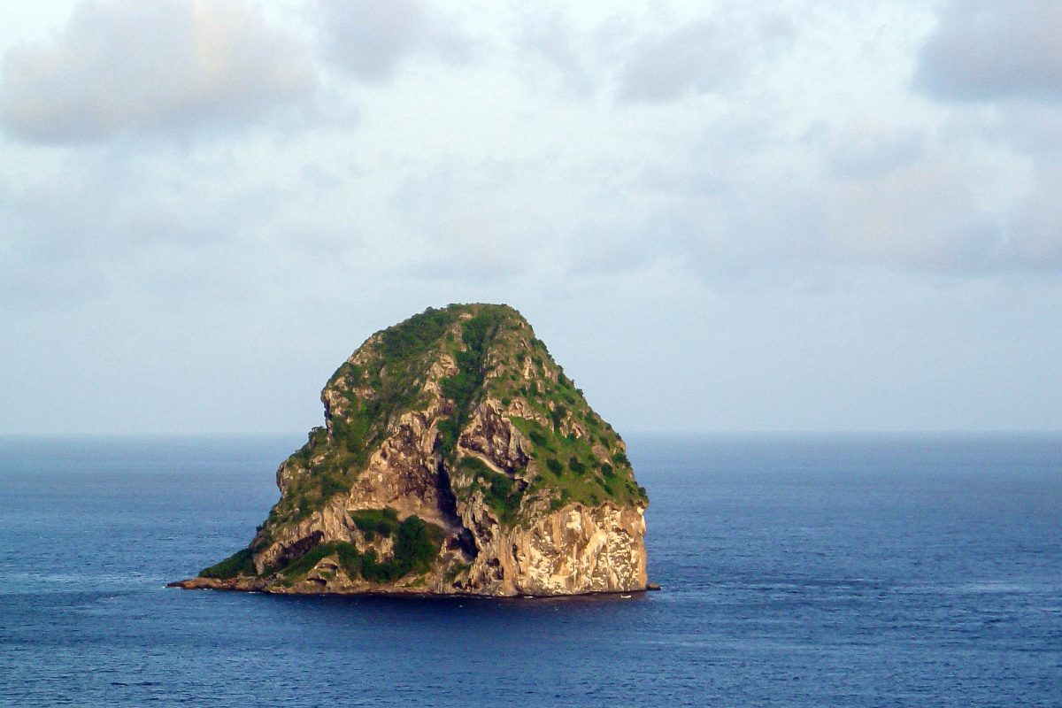Der Rocher du Diamant ist ein knapp 200m hoher Basaltfelsen und ragt wie ein Rohdiamant aus dem Meer vor der Südwestküste Martiniques - © john dvoravic / Shutterstock