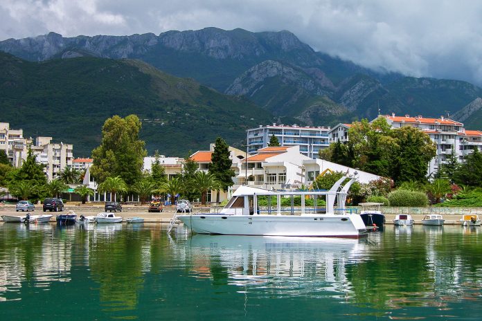 Bar im Süden Montenegros war früher eine bedeutende Hafenstadt, heute ist davon noch der Fähr- und Verladebetrieb übrig geblieben - © karnizz / Shutterstock
