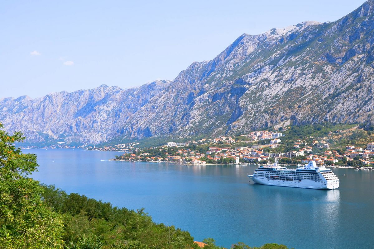 Ein Kreuzfahrtschiff in der Bucht von Kotor, Montenegro - © FRASHO / franks-travelbox