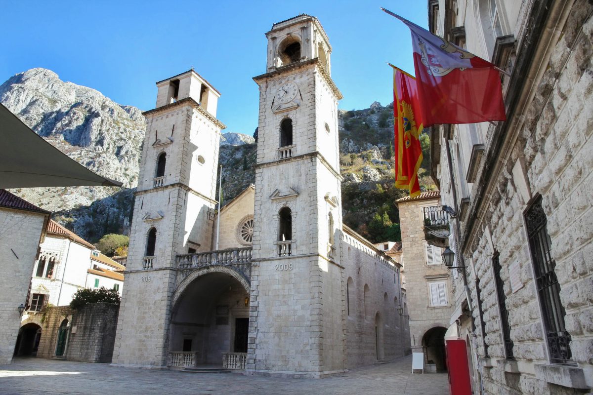 Die Kathedrale Sveti Trifun ist das bedeutendste mittelalterliche Bauwerk Kotors und beherbergt die Reliquien des Stadtpatrons, Montenegro - © Vladimir Mucibabic / Shutterstock