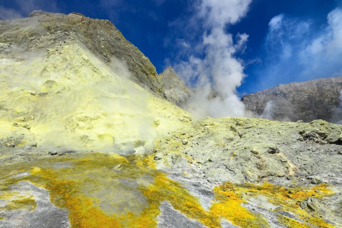 White Island vor der Nordküste Neuseelands bietet die perfekte Möglichkeit, einen aktiven Vulkan ohne langwierige Anreise aus nächster Nähe zu erleben - © FRASHO / franks-travelbox