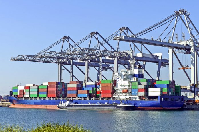 Ein Containerschiff im Hafen von Rotterdam, einem der bedeutendsten Logistikzentren Europas, Niederlande - © Gerard Koudenburg / Fotolia