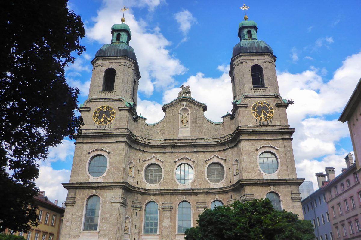 Als Hauptkirche der Diözese Innsbruck und Teil des Tiroler Jakobsweges thront der Dom zu St. Jakob am östlichen Innufer, Österreich - © Lila Pharao / franks-travelbox
