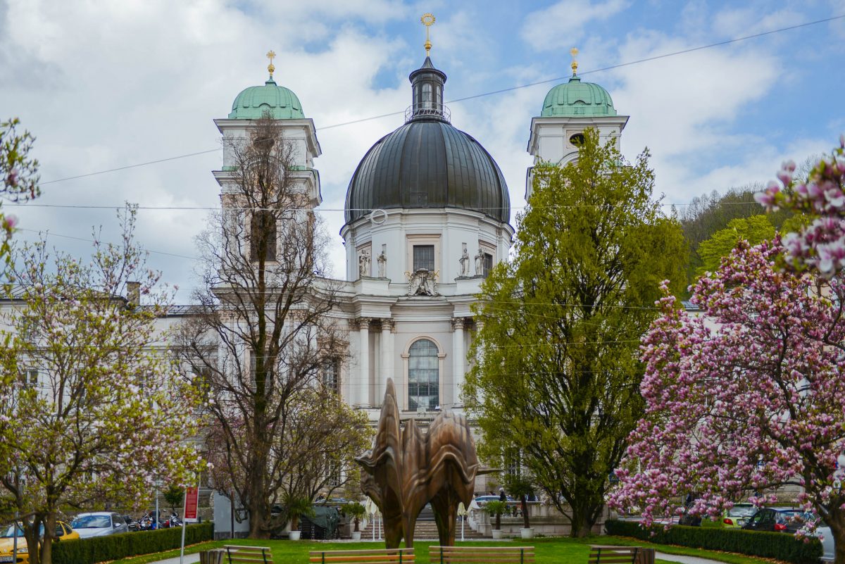 Als gewaltiger Blickfang und größte Kirche der Salzburger Altstadt thront die Dreifaltigkeitskirche auf der Nordseite des Makartplatzes, Österreich - © James Camel / franks-travelbox