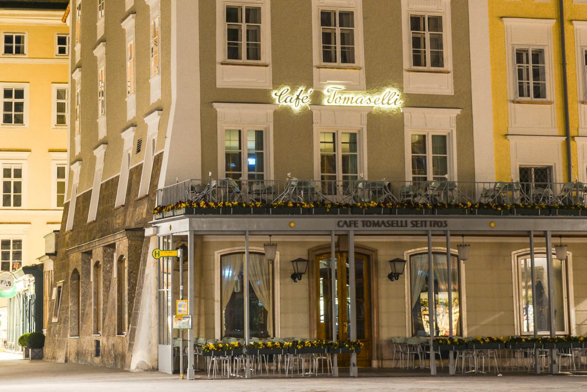 Das Café Tomaselli im Herzen der Salzburger Altstadt steht als ältestes Kaffeehaus Österreichs für 300 Jahre Kaffeetradition - © James Camel / franks-travelbox.com