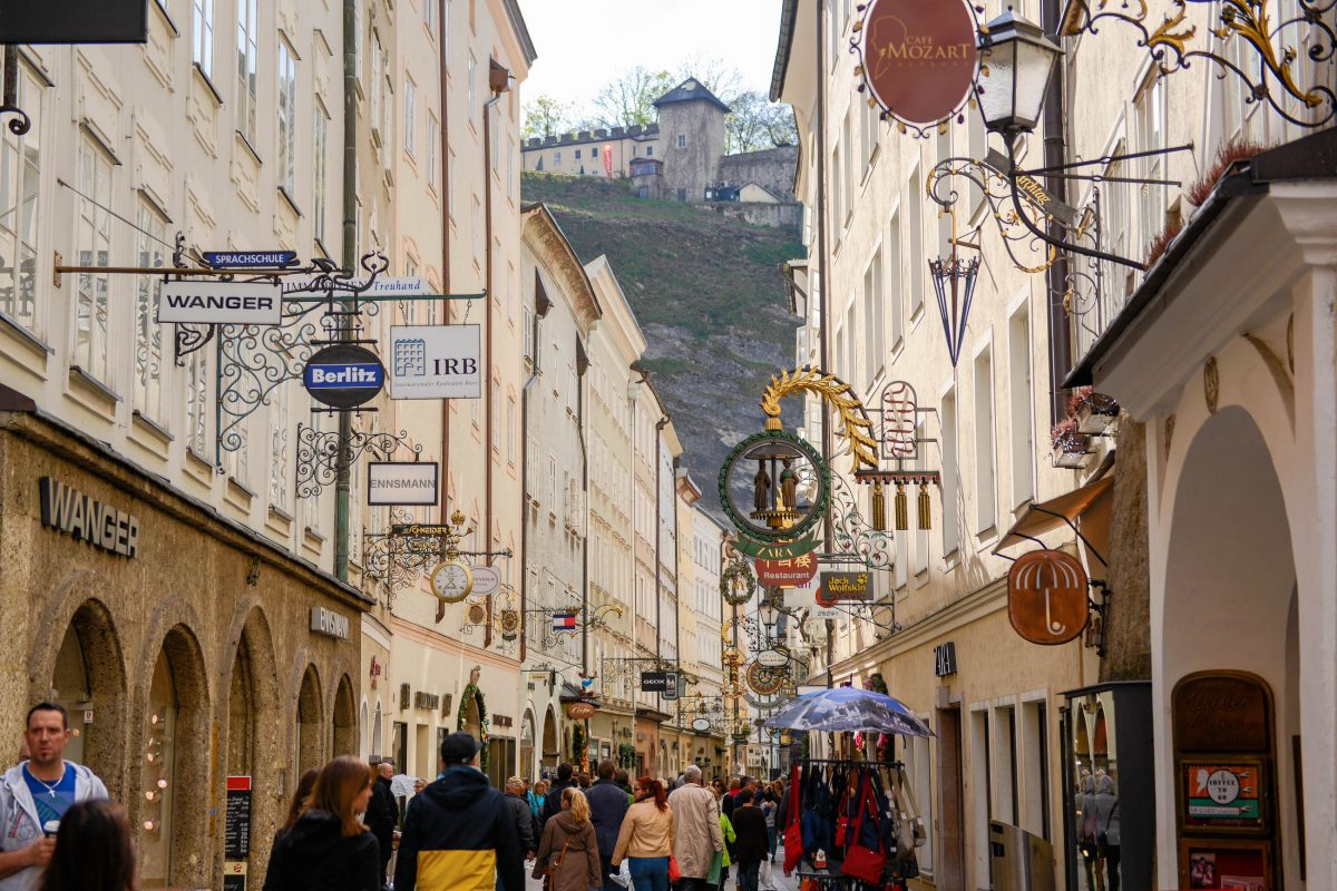 Die romantische Getreidegasse ist Salzburgs berühmteste Einkaufsstraße und Standort von Mozarts Geburtshaus, Österreich - © James Camel / franks-travelbox.com