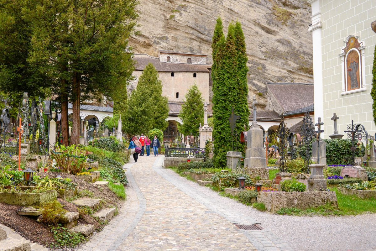 Direkt vom Friedhof der Erzabtei St. Peter in Salzburg führt ein Weg in die „Katakomben“ des Mönchsberges, Österreich - © James Camel / franks-travelbox