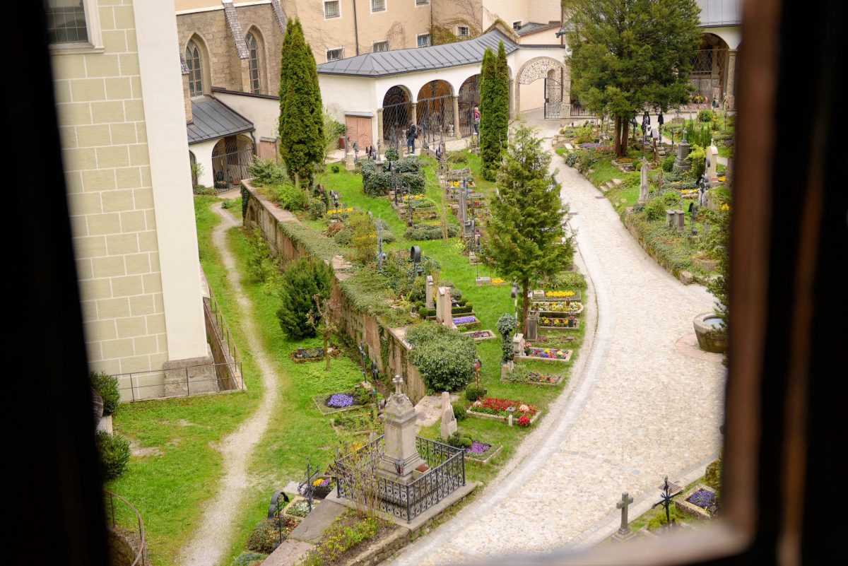 Von den Katakomben von St. Peter bietet sich ein schöner Blick über den Friedhof und auf den Salzburger Dom, Österreich - © James Camel / franks-travelbox
